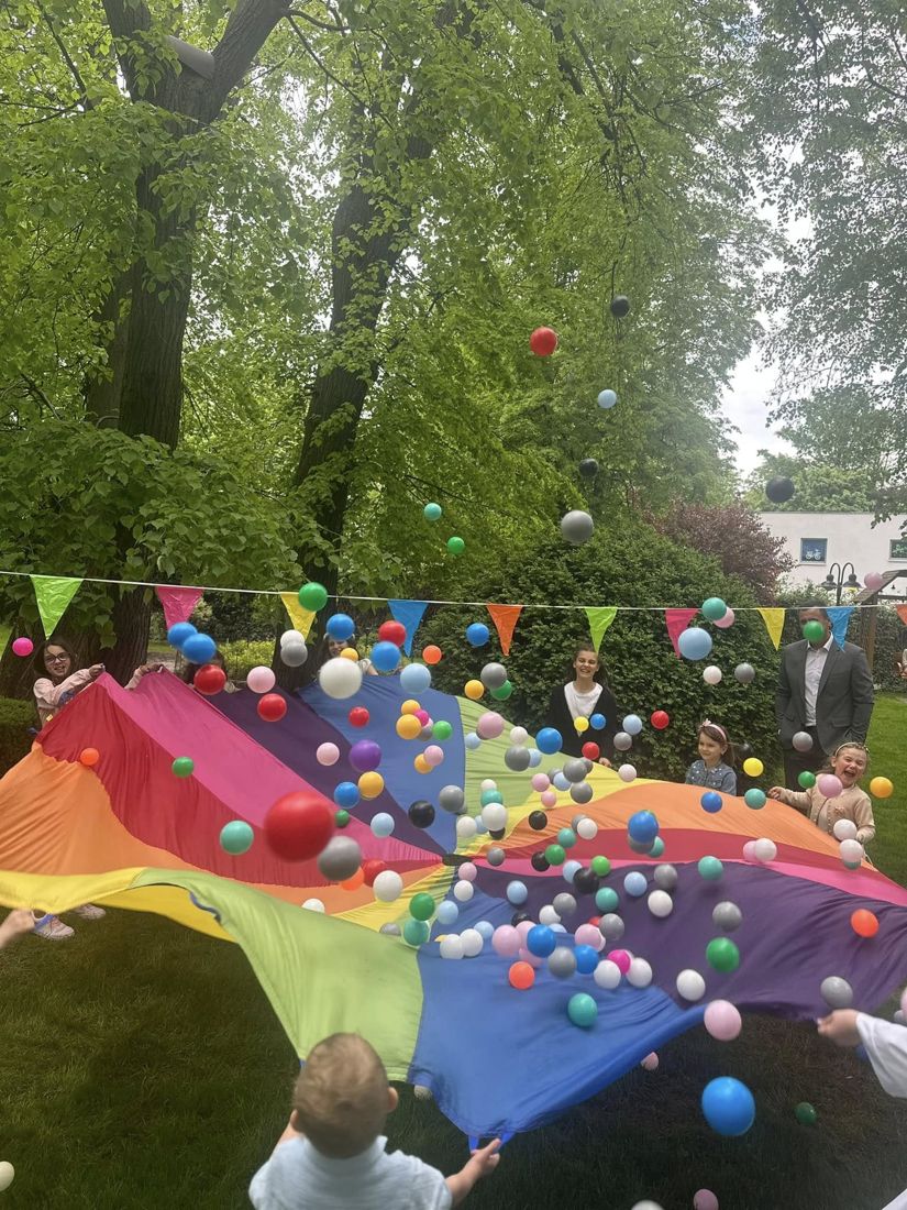 Zabawa chustą animacyjną z kolorowymi piłeczkami
